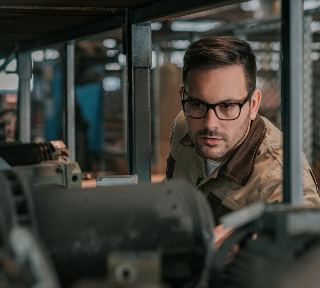 Photo d'un homme avec des lunettes faisant l'inventaire sur une tablette