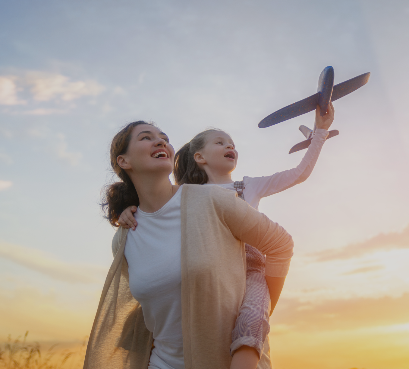 Photo d'une main et sa fille sur son dos, jouant avec un avion