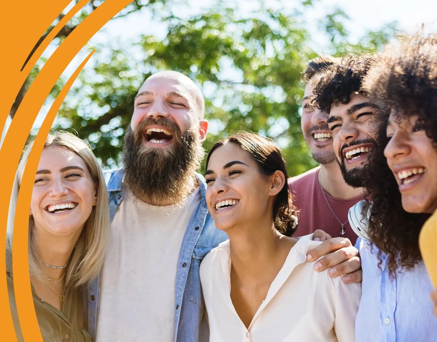 Groupe d'amis à l'extérieur, tous souriants.